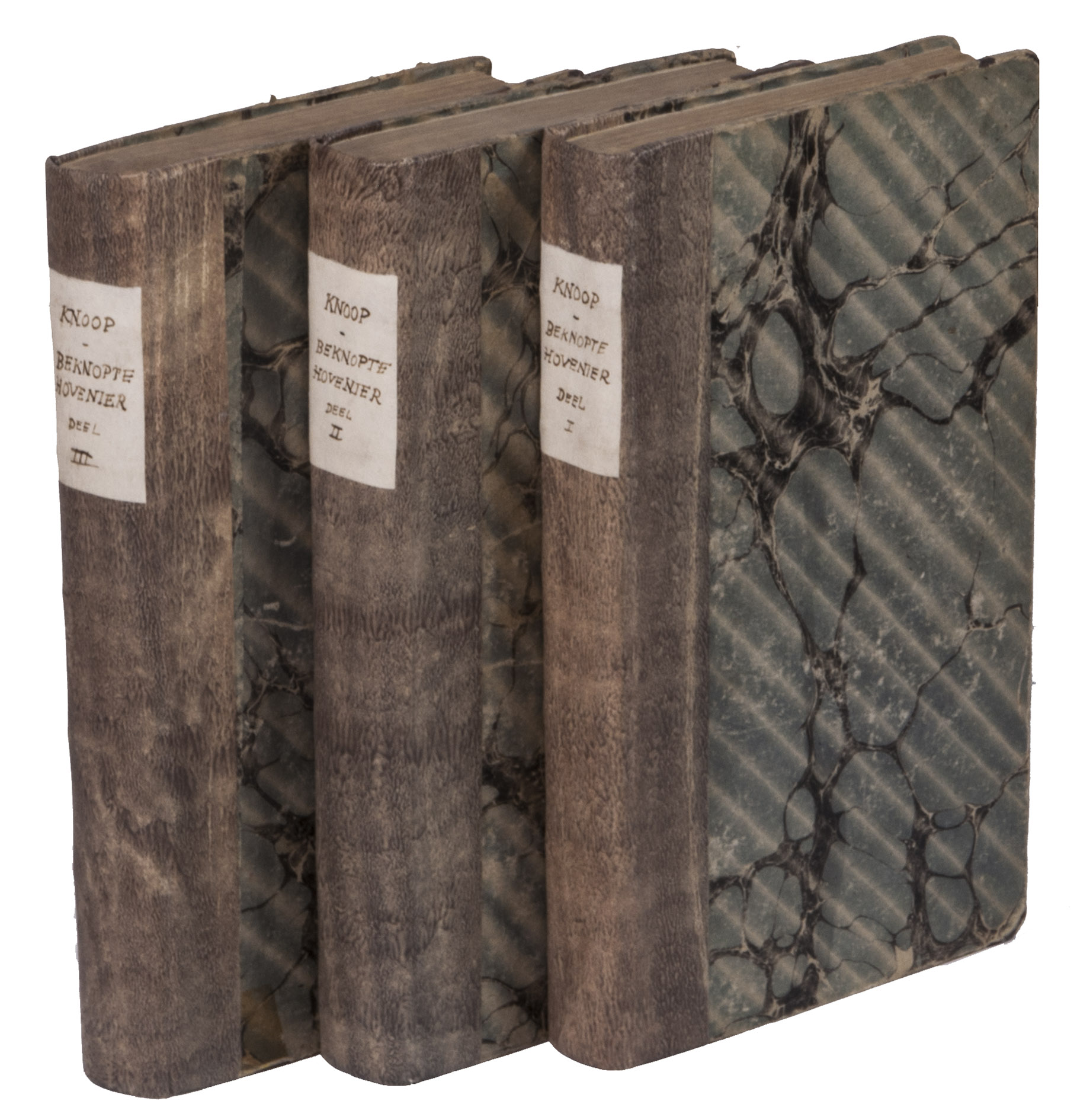 KNOOP, Johann Hermann. - Beknopte huishoudelyke hovenier. Inhoudende eene verhandeling en meernamige lijsten van alle soorten van ooft-vrugten. Insgelyks van alle boom- en heesteragtige  plantagie-gewassen. Gelyk ook van alle keuken-gewassen, veld-vrugten, verfstof-gewassen en anderen.Amsterdam, Martinus de Bruyn, [1760-1762]. 3 volumes. 8vo. With a small woodcut vignette on the title-pages, woodcut decorated initials, woodcut tailpieces. Modern quarter paper.