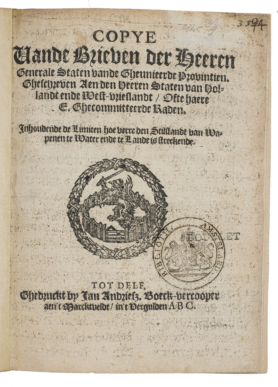 [STATES GENERAL - COPYE]. - Copye vande Brieven der Heeren Generale Staten vande Gheunieerde Provintien. Gheschreven aen den Heeren Staten van Hollandt ende West-Vrieslandt, ofte haere E. Ghecommitteerde Raden. Inhoudende de Limiten hoe verre den Stilstandt van Wapenen te Water ende te Lande is streckende.Delft, Jan Andriesz., [1607/08]. Small 4to. With a woodcut rampant lion holding a sword within a garden fence (symbolizing the Dutch Republic) surrounded by a wreath, and 1 woodcut decorated initial letter. Modern plain paper wrappers.