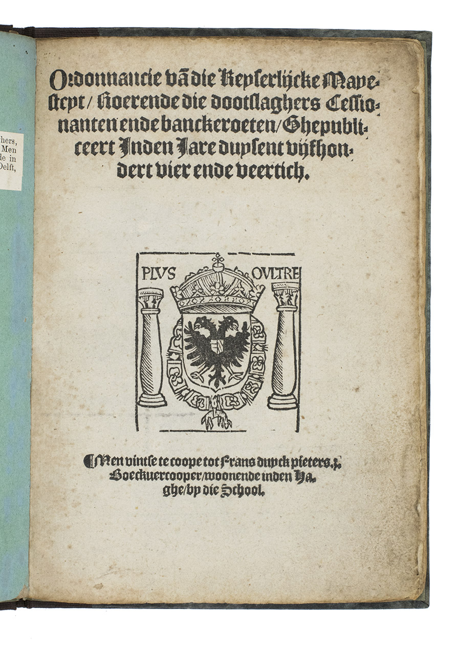 [ORDINANCE - CRIME - HOLLAND]. [CHARLES V]. - Ordonnancie va[n] die Keyserlijcke Mayesteyt roerende die dootslaghers cessionanten ende banckeroeten. Ghepubliceert inden jare duysent vijfhondert vier ende veertich.The Hague, sold by Frans Duyck Pietersz. (colophon: Delft, printed by Symon Jansz.), May 1544. 4to. With the woodcut crowned coat of arms of the Holy Roman Emperor Charles V (with the order of the Golden Fleece, a column on either side and the motto plus oultre) on the title-page. Set in 2 sizes of textura gothic type, with 2 lombardic initials (cast type). Modern half brown buckram, marbled paper sides, blue endpapers, with an older (ca. 1840?) front wrapper bound in.