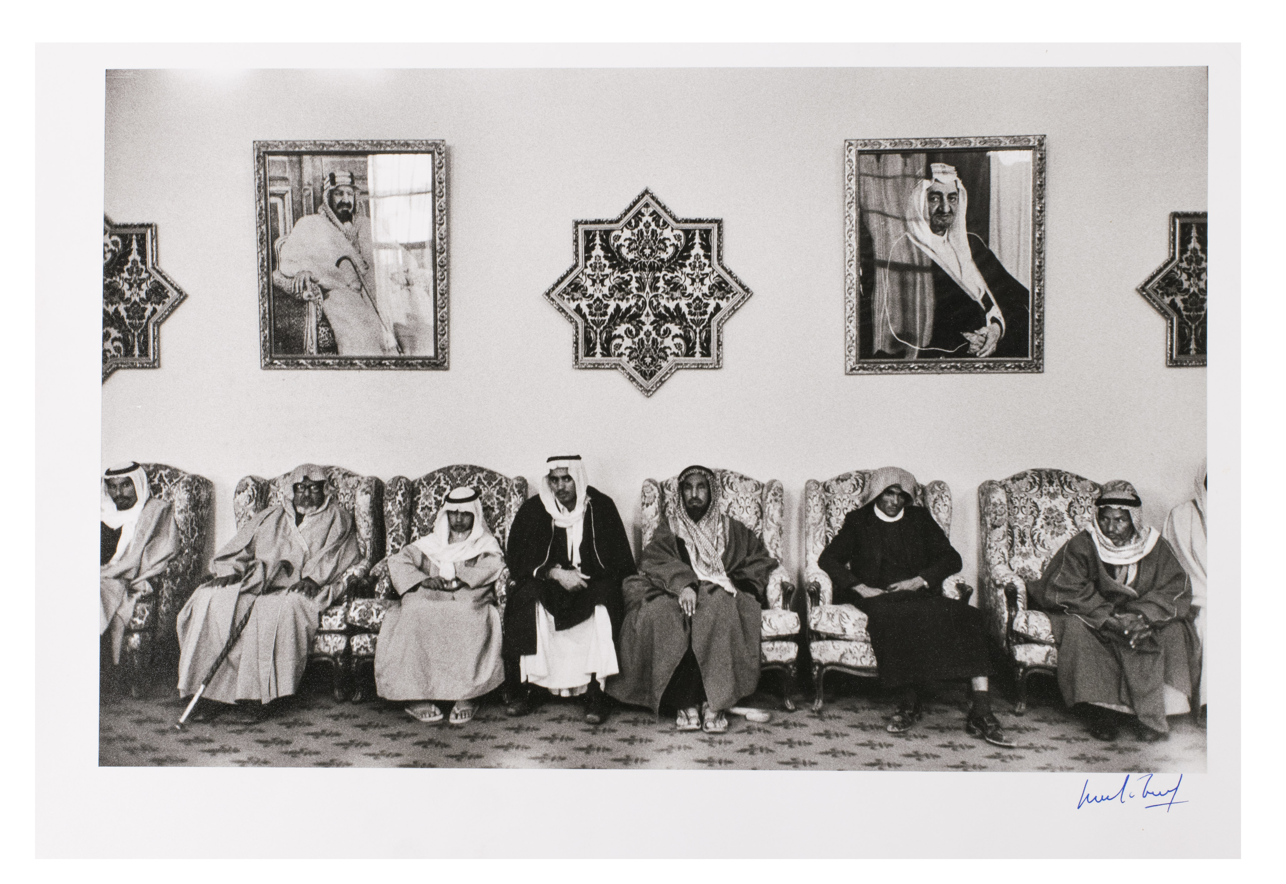 RIBOUD, Marc (photographer). - [Visitors awaiting an audience with King Faisal].[Riyadh], 1974. The sheet is ca. 33 x 47 cm. One photographic print (ca. 25.5 x 40 cm), signed by hand. Housed in a clear plastic sleeve.