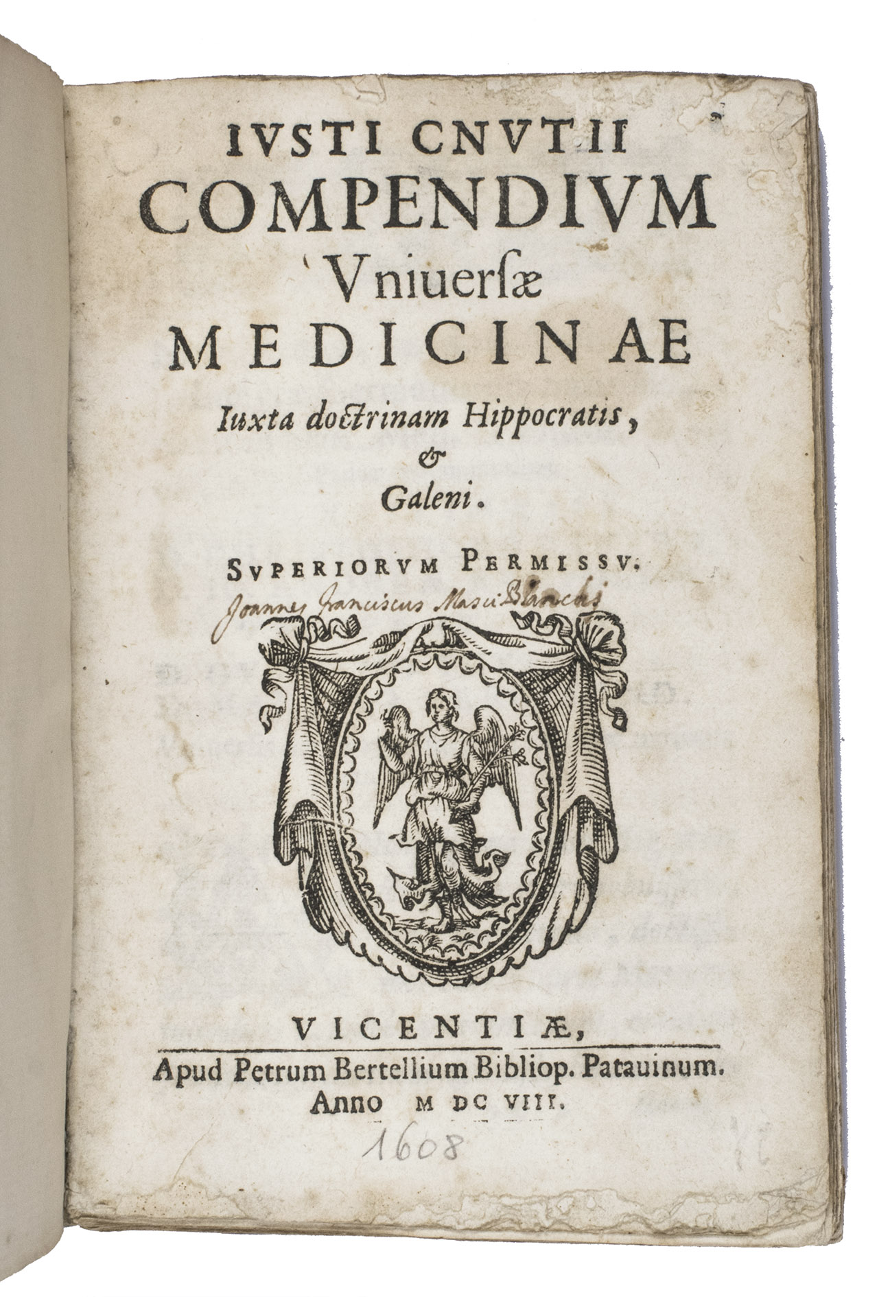 CNUTIUS (CNUZIO), Justus. - Compendium universae medicinae iuxta doctrinam Hippocratis, & Galeni.Vicenza, Pietro Bertelli, 1608. 8vo. With a woodcut printer's device on the title page, 6 decorated woodcut initials, 5 woodcut headpieces, and 2 tailpieces built up from typographical ornaments. 18th-century half vellum, marbled paper sides.