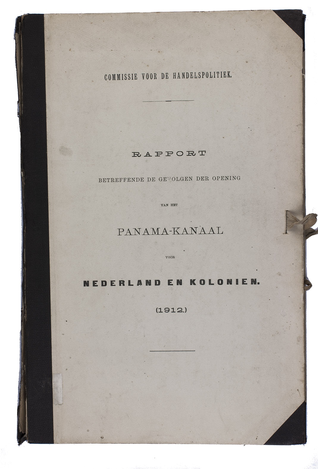 COMMISSIE VOOR DE HANDELSPOLITIEK. - Rapport betreffende de gevolgen der opening van het Panama-kanaal voor Nederland en kolonin.Amsterdam, 1912. Folio (33.5 x 21 cm). Original cloth backed portfolio with printed boards and with ties.